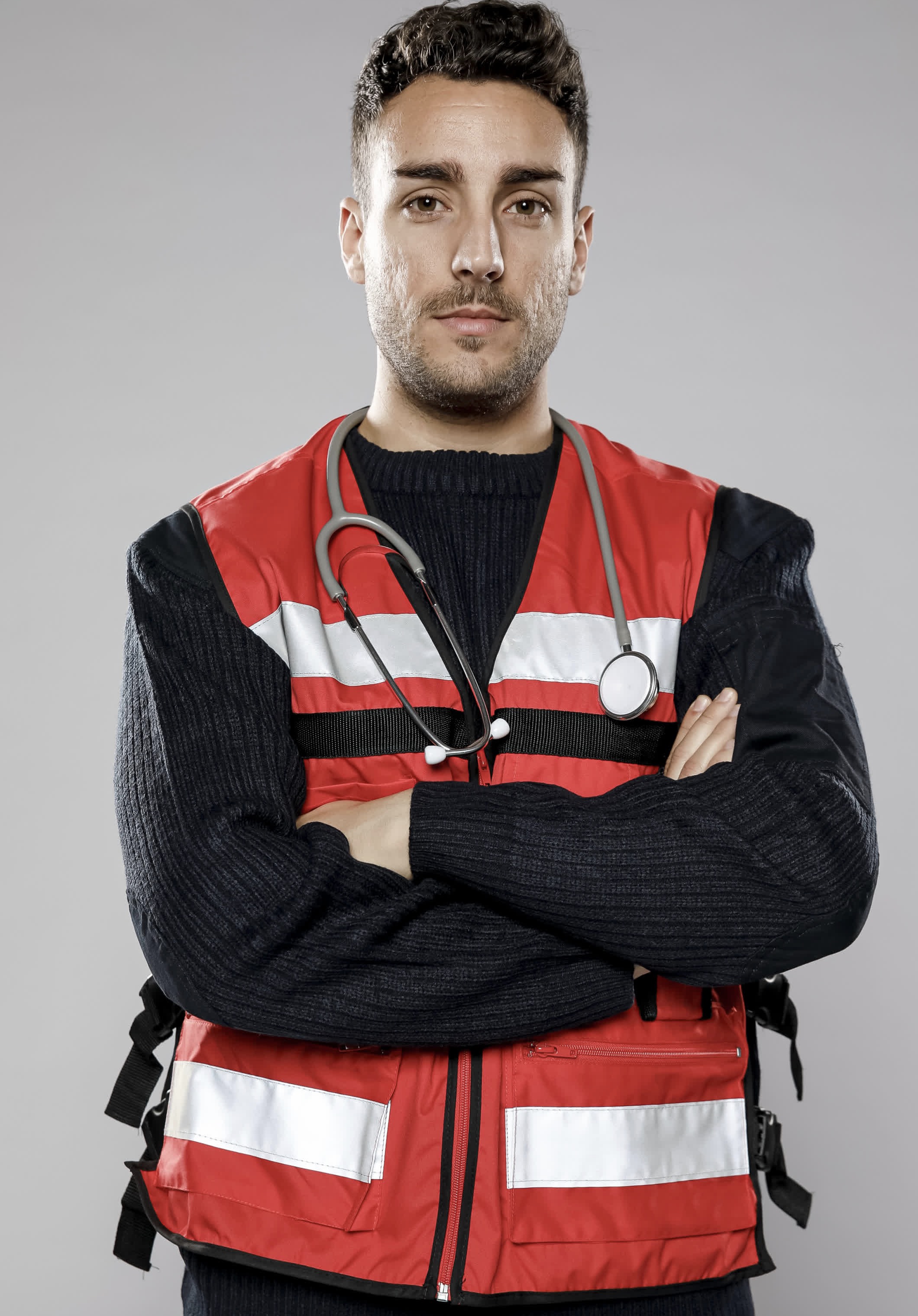 front view-of-male-paramedic-with-crossed-arms